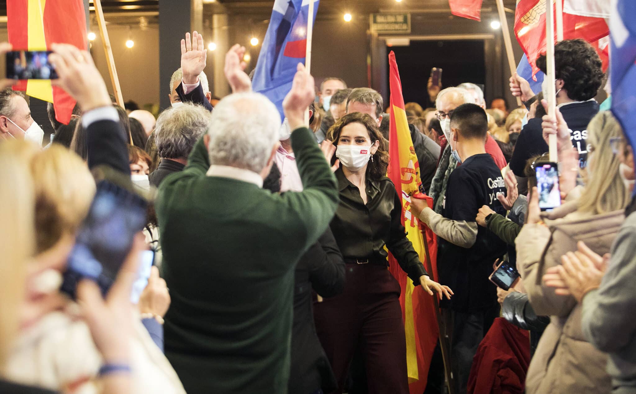 La presidenta de la Comunidad de Madrid, Isabel Díaz Ayuso (c) en un acto de campaña electoral.