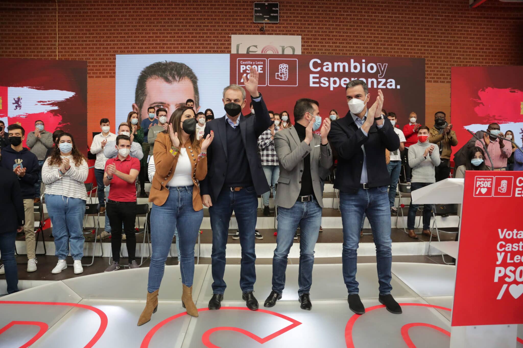 El presidente del Gobierno, Pedro Sánchez (1d), el expresidente del Gobierno, José Luis Rodríguez (2i) y el candidato del PSOE a la presidencia de Castilla y León, Luis Tudanca (2d)