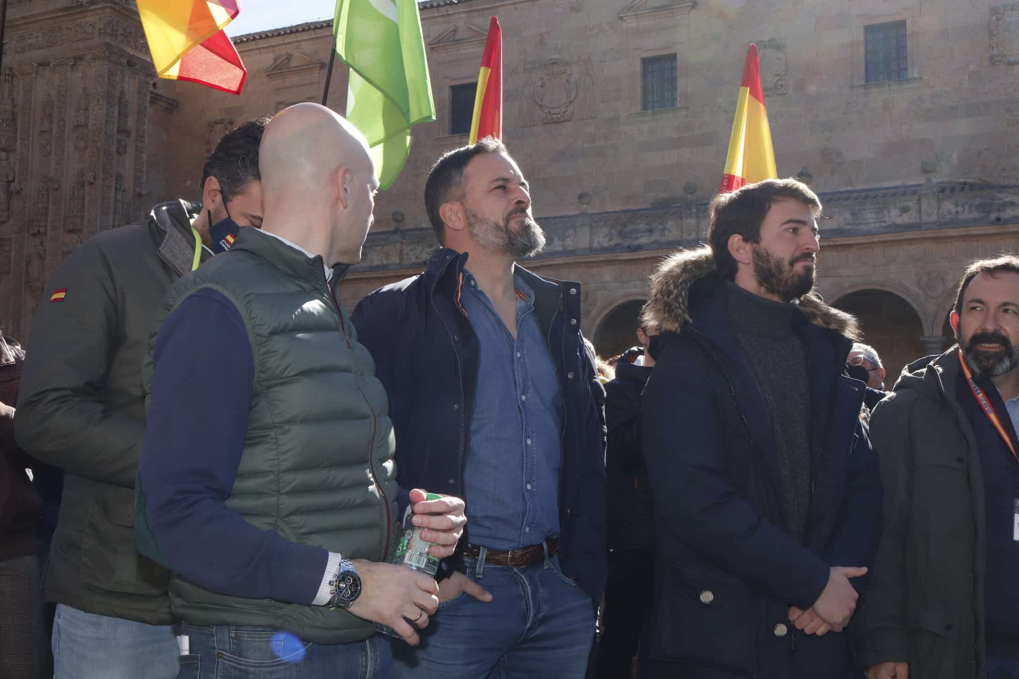 El presidente de Vox, Santiago Abascal (c), y el candidato de VOX a la Presidencia de la Junta de Castilla y León, Juan García-Gallardo (i).