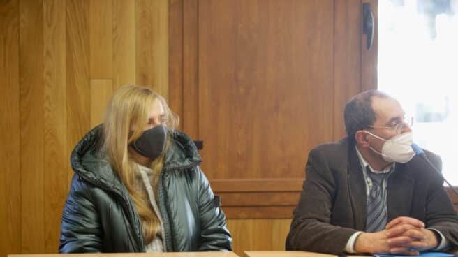 La presunta asesina de su hija Desirée Leal, Ana Sandamil, y su abogado Luis Rifón, en el primer día del juicio por el crimen