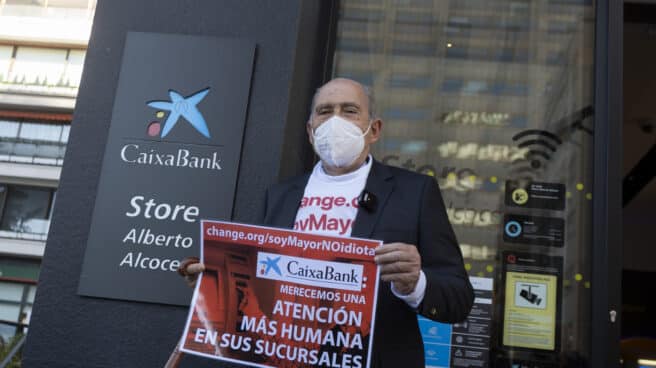 Carlos San Juan entrega más de 600.000 firmas de su campaña 'Soy Mayor, No Idiota'