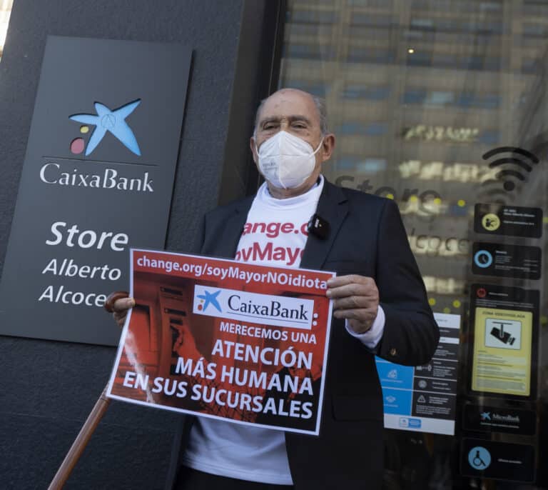 La falta de personal en la banca deja sin efecto el plan de atención a los mayores