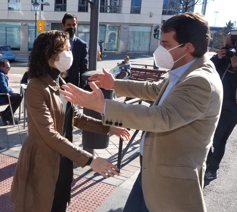 Ayuso anima ante Mañueco a pactar con el partido de Ortega Lara antes que con quienes le secuestraron