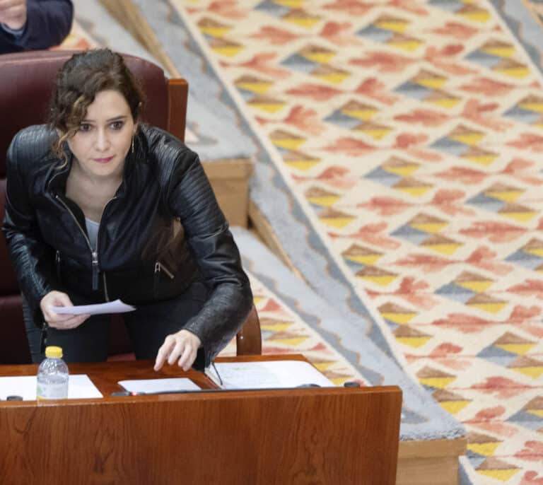 Ayuso se planta con Vox en la Asamblea: "Dejen de mezclar a los menas con todo"