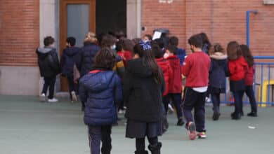 Los pediatras piden que los niños dejen de usar mascarillas en clase a partir de marzo