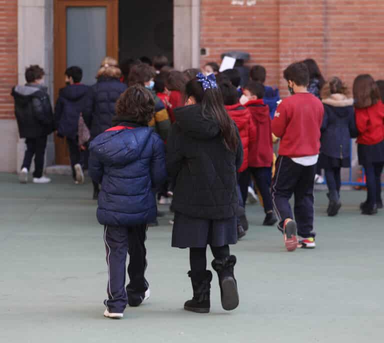 Los pediatras piden que los niños dejen de usar mascarillas en clase a partir de marzo
