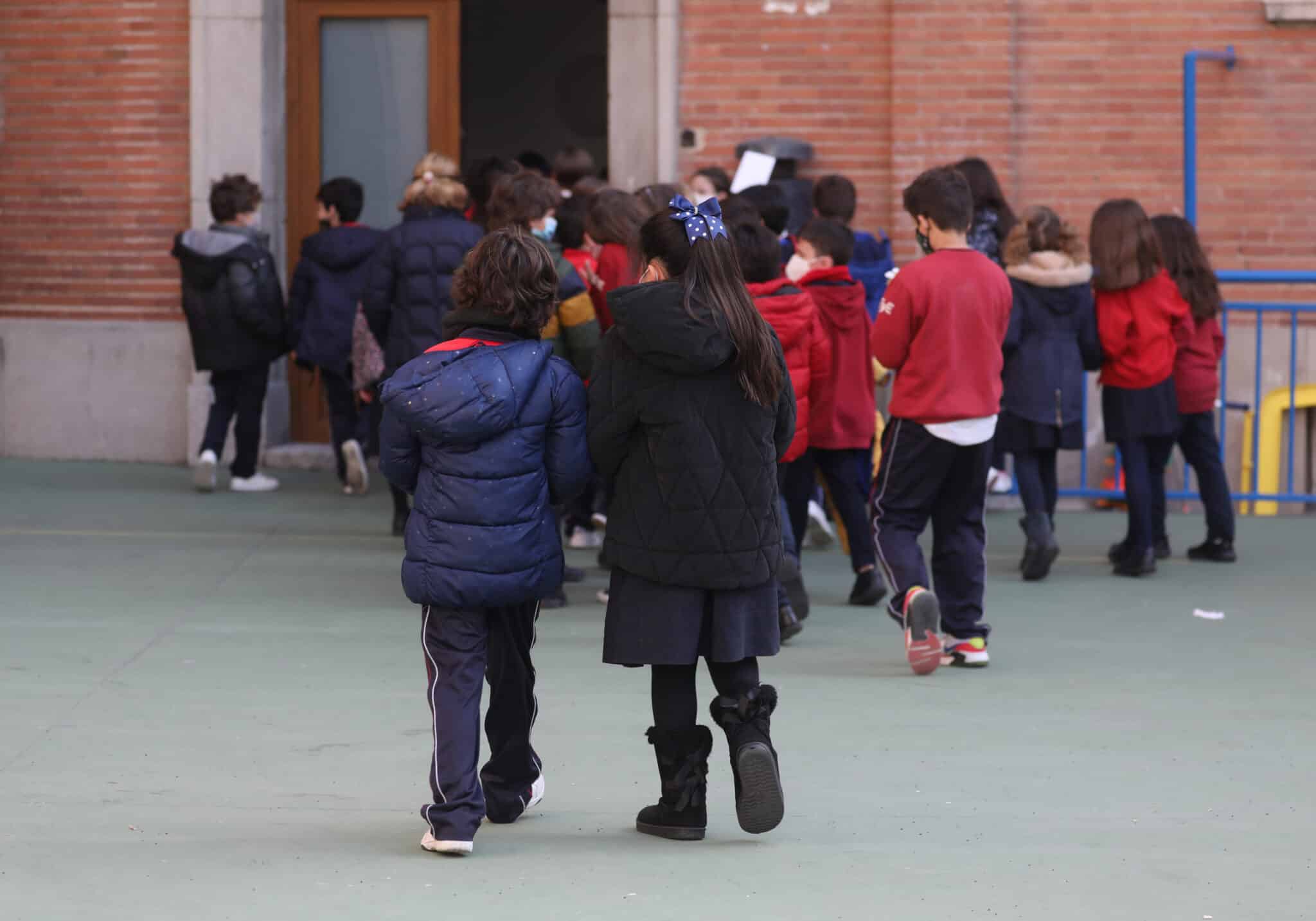 Un grupo de niños con mascarilla se dispone a entrar en las aulas tras el recreo.