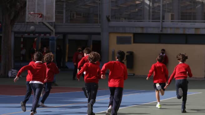 Un grupo de niños corren en el patio del colegio, en el colegio Blanca de Castilla, a 10 de febrero de 2022