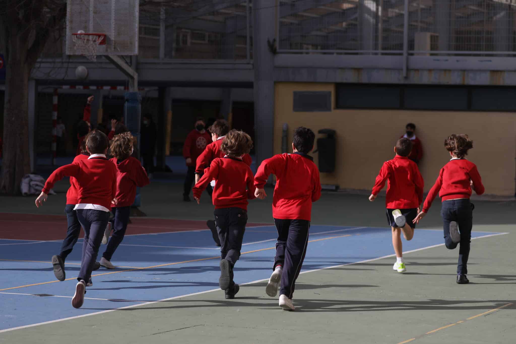 Un grupo de niños corren en el patio del colegio, en el colegio Blanca de Castilla, a 10 de febrero de 2022