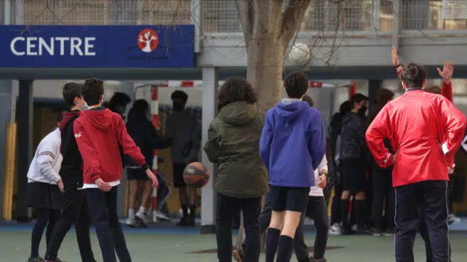 Cataluña suprime las "cuarentenas escolares" y deja de contar contagios en los colegios