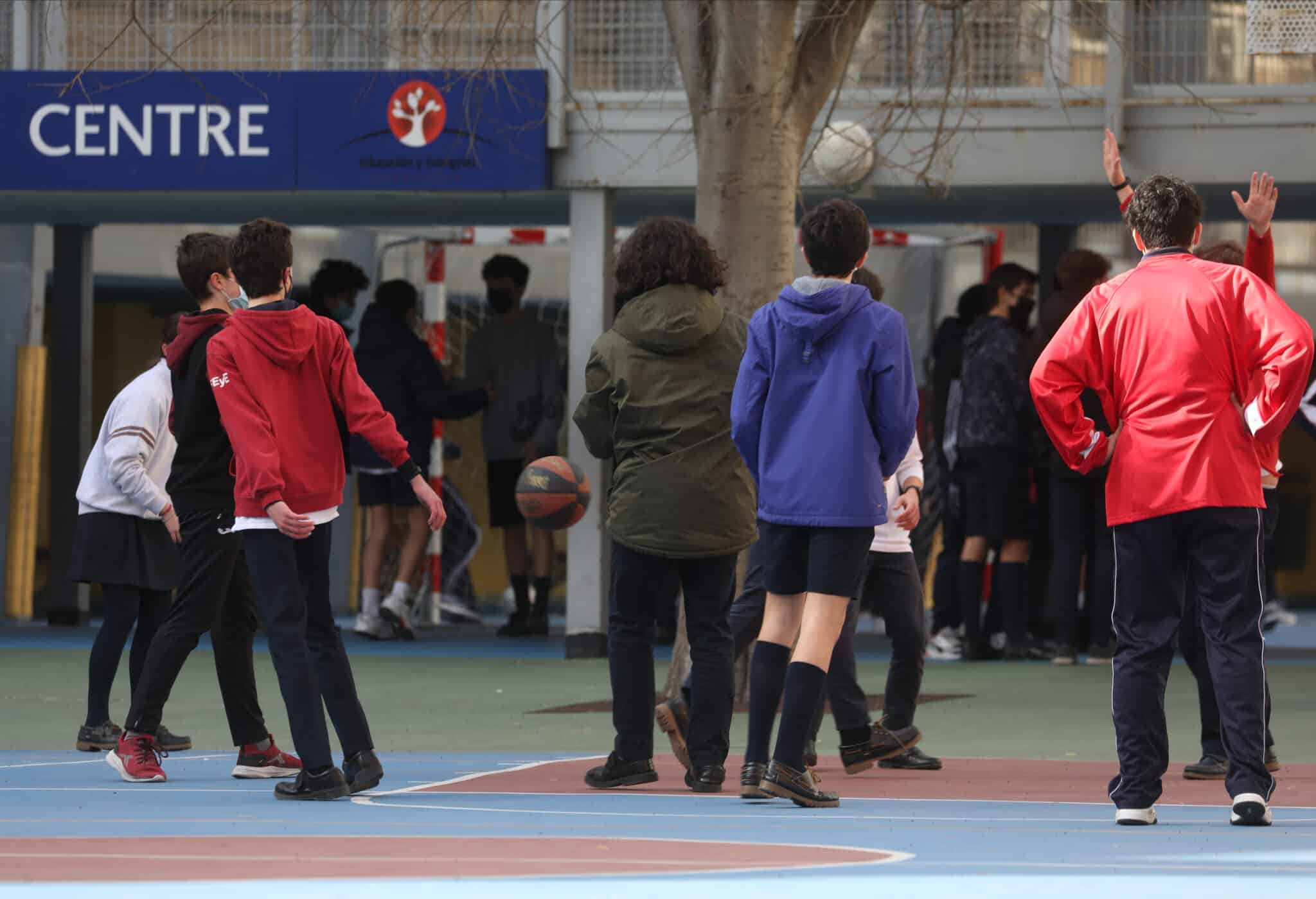 Cataluña suprime las "cuarentenas escolares" y deja de contar contagios en los colegios