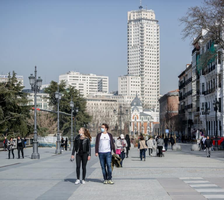 La incidencia baja otros 125 puntos mientras sigue el desplome en hospitales y UCI