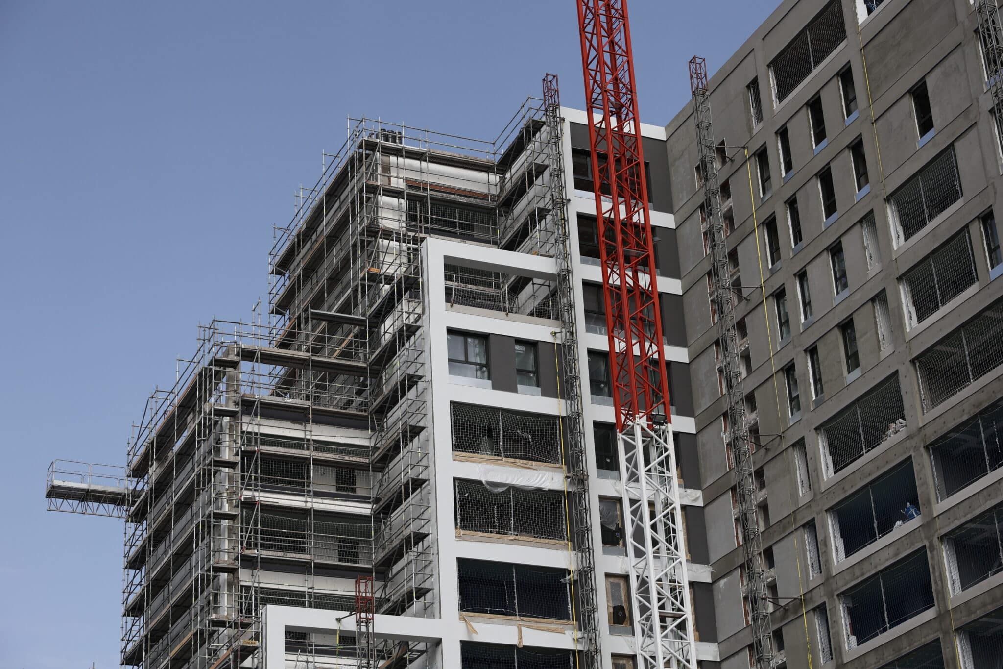 Una grúa en un edificio en obras en Madrid.