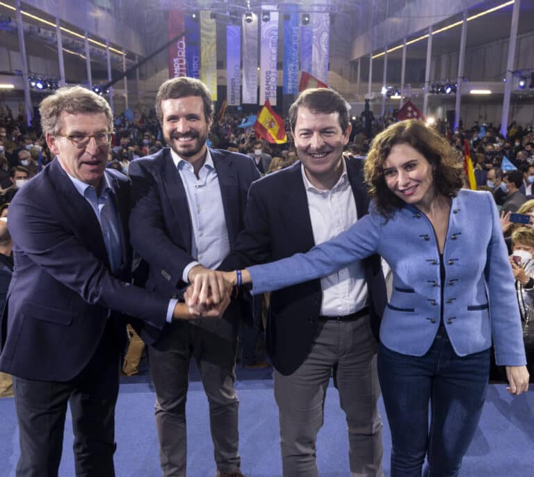 Cargos regionales del PP alertan del "divorcio traumático" de Casado con las bases