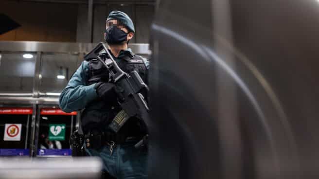 Un guardia civil, provisto de un arma larga, en un control para prevenir la violencia entre bandas juveniles en Madrid.