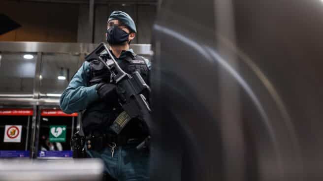 guardia-civil-elige-fabricante-israeli-fusiles-asalto Un guardia civil, provisto de un arma larga, en un control para prevenir la violencia entre bandas juveniles en Madrid.