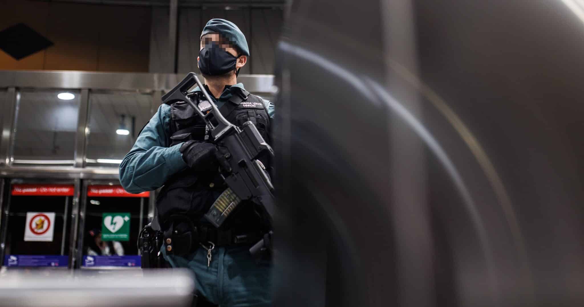 Un guardia civil, provisto de un arma larga, en un control para prevenir la violencia entre bandas juveniles en Madrid.