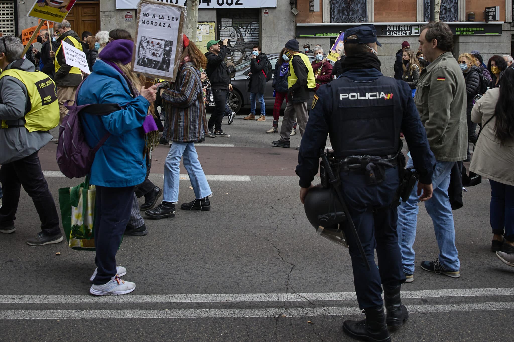 Varias personas en una manifestación contra la ley mordaza, a 13 de febrero de 2022, en Madrid (España).