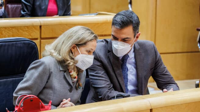 Pedro Sánchez, presidente del Gobierno, y Nadia Calviña, vicepresidenta, charlan en el Senado