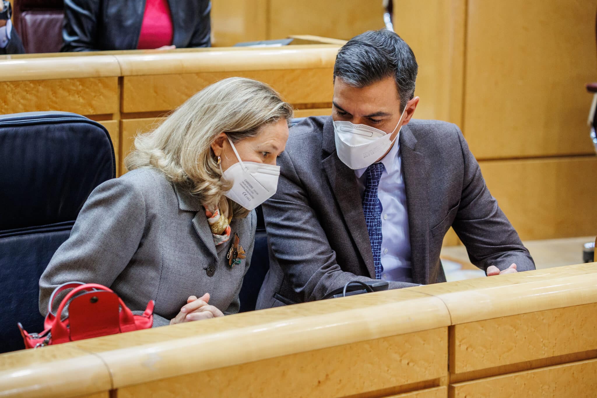 Pedro Sánchez, presidente del Gobierno, y Nadia Calviña, vicepresidenta, charlan en el Senado