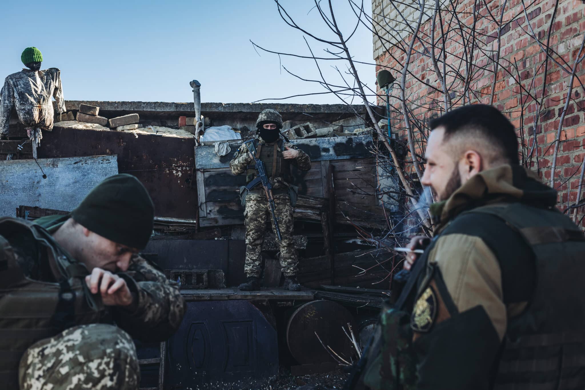 Tres soldados ucranianos en una posición de vigilancia en un pueblo cercano a la línea de contacto, a 15 de febrero de 2022, en Marinka, Oblast de Donetsk (Ucrania).