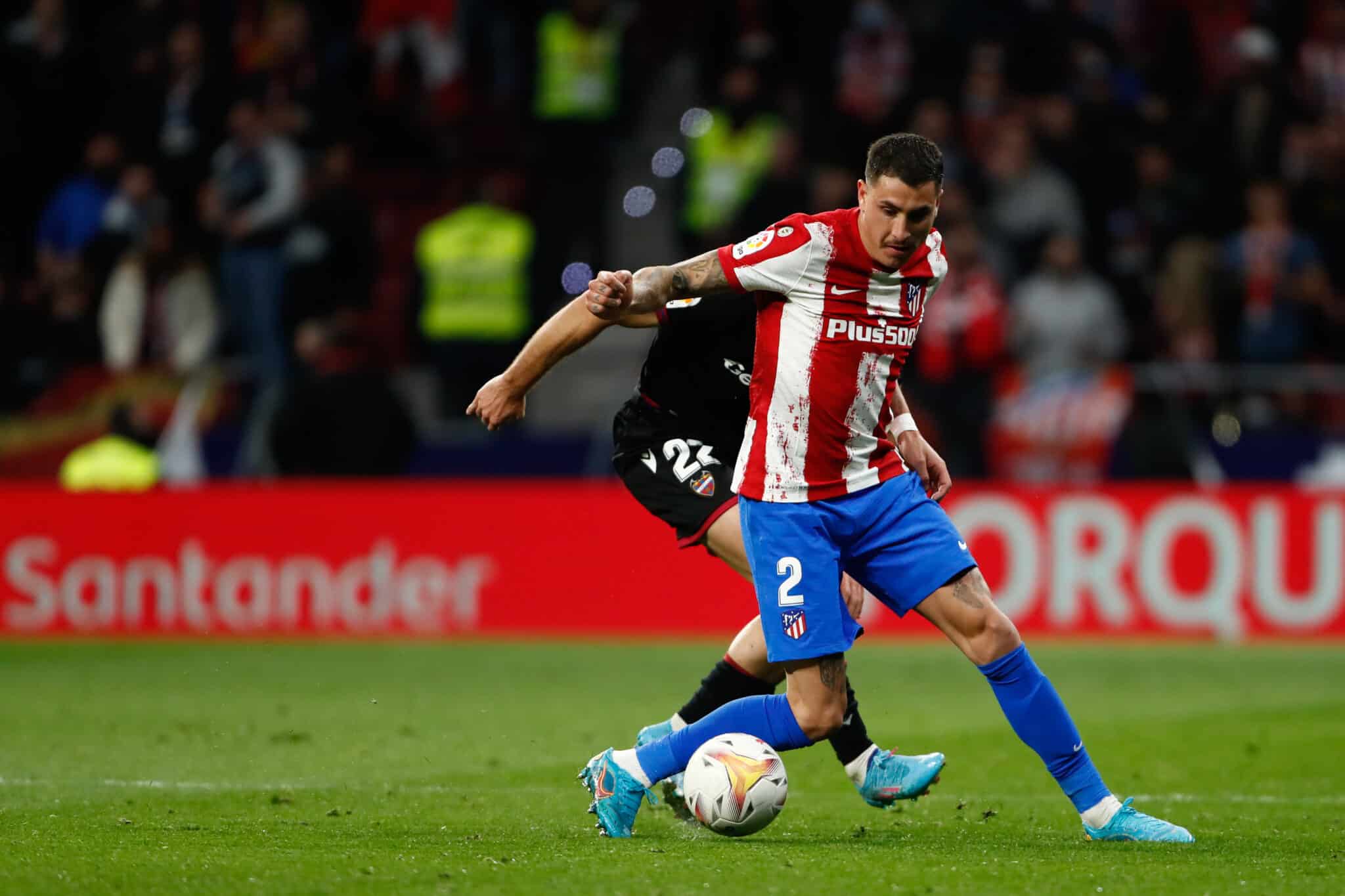 José María Giménez, jugador del Atlético de Madrid disputando un balón en el Wanda Metropolitano