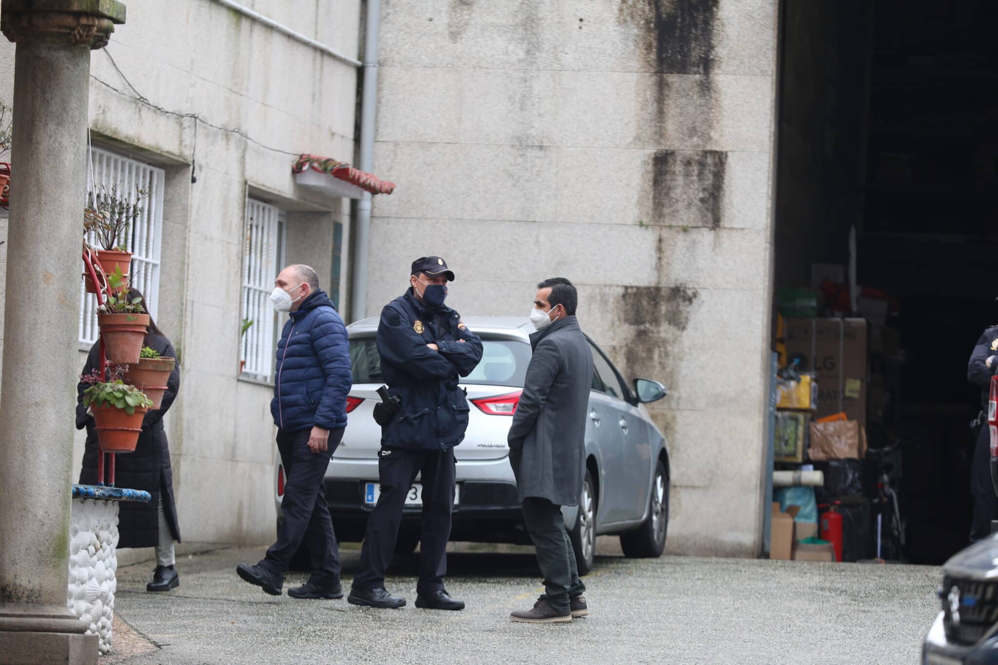 Un familiar de los tripulantes del buque pesquero 'Villa de Pitanxo' con base en Marín (Pontevedra)conversa con un agente en las inmediaciones de la armadora del Grupo Nores