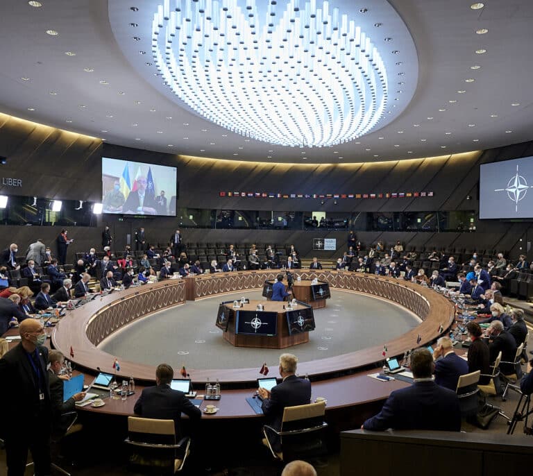 La OTAN traslada por motivos de seguridad a su personal diplomático de Kiev con destino a Leópolis y Bruselas