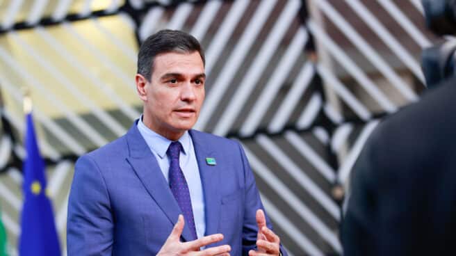 El primer ministro español, Pedro Sánchez, habla con los medios de comunicación cuando llega a una reunión informal de los miembros del Consejo Europeo