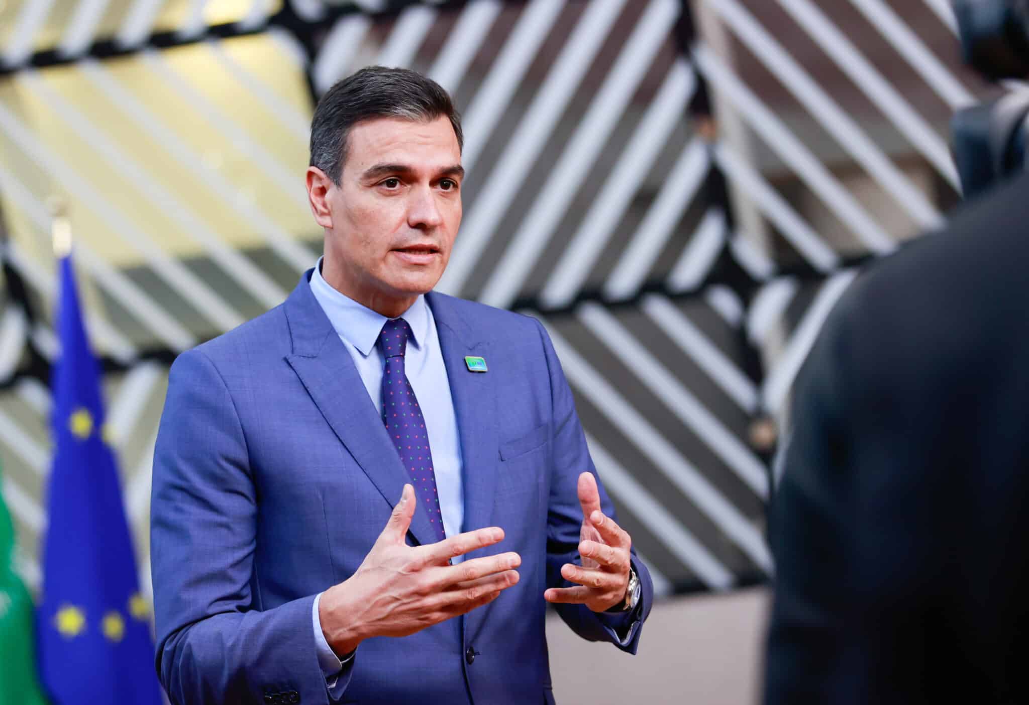 El primer ministro español, Pedro Sánchez, habla con los medios de comunicación cuando llega a una reunión informal de los miembros del Consejo Europeo