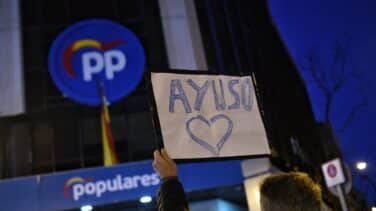 Segunda jornada de concentración frente a Génova en apoyo a Ayuso con gritos de "Casado fracasado"