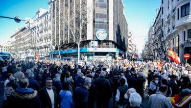 "¡Oa, oa, oa, Ayuso a La Moncloa!": manifestación contra Casado en la sede del PP en Génova