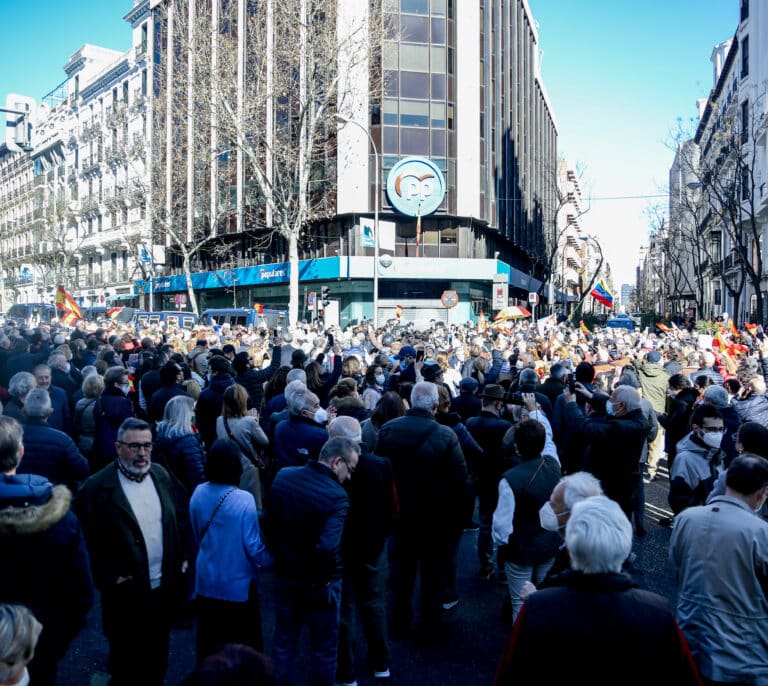 "¡Oa, oa, oa, Ayuso a La Moncloa!": manifestación contra Casado en la sede del PP en Génova