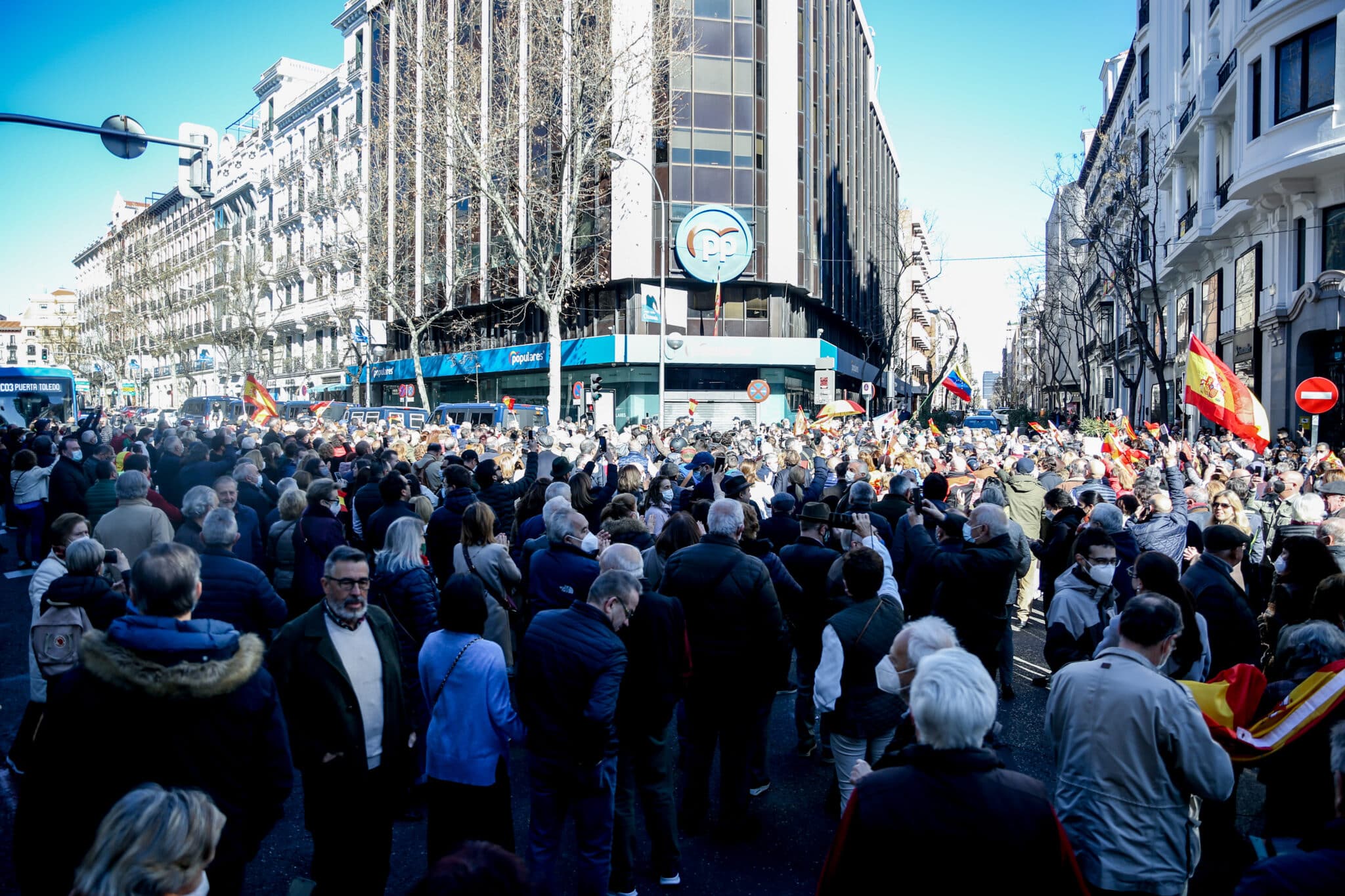 Manifestación contra Casado y a favor de Ayuso en Génova.