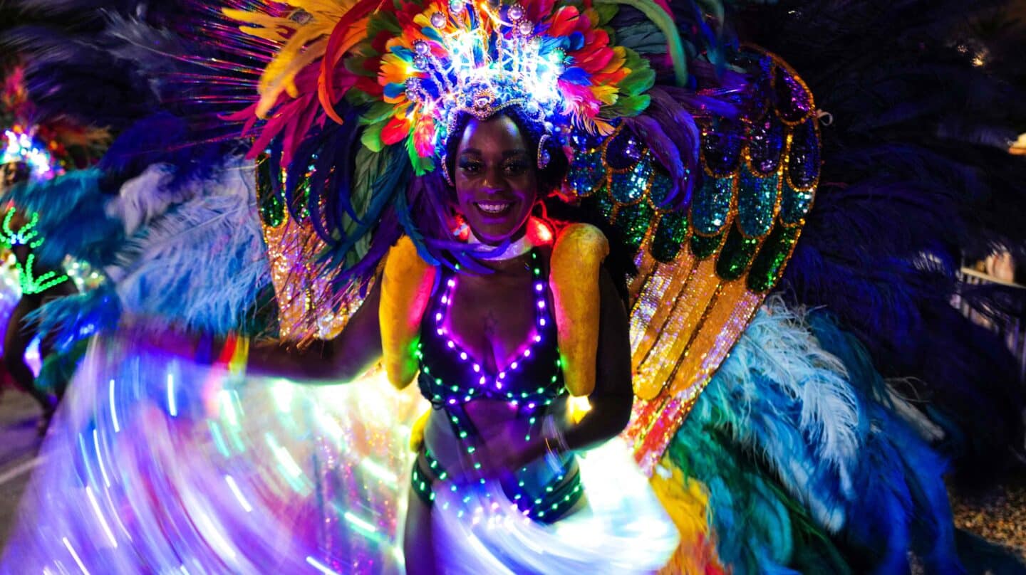 Los artistas actúan durante el desfile del 137º Carnaval de Niza