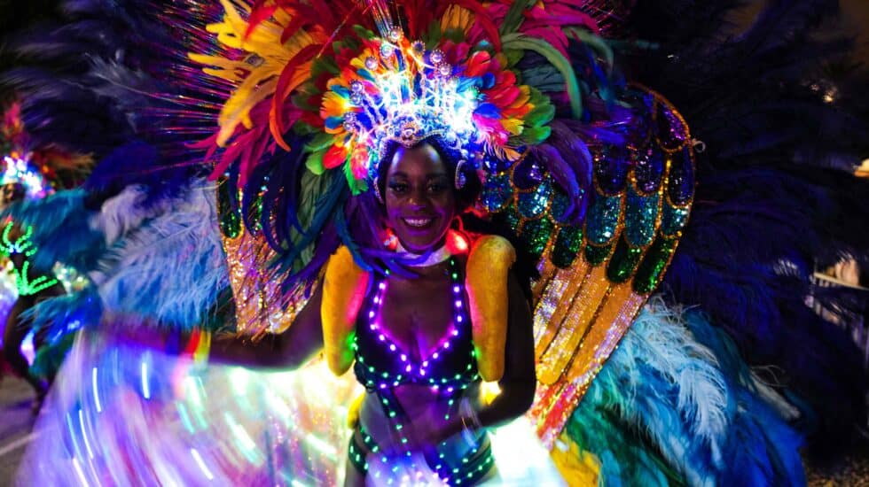 Los artistas actúan durante el desfile del 137º Carnaval de Niza