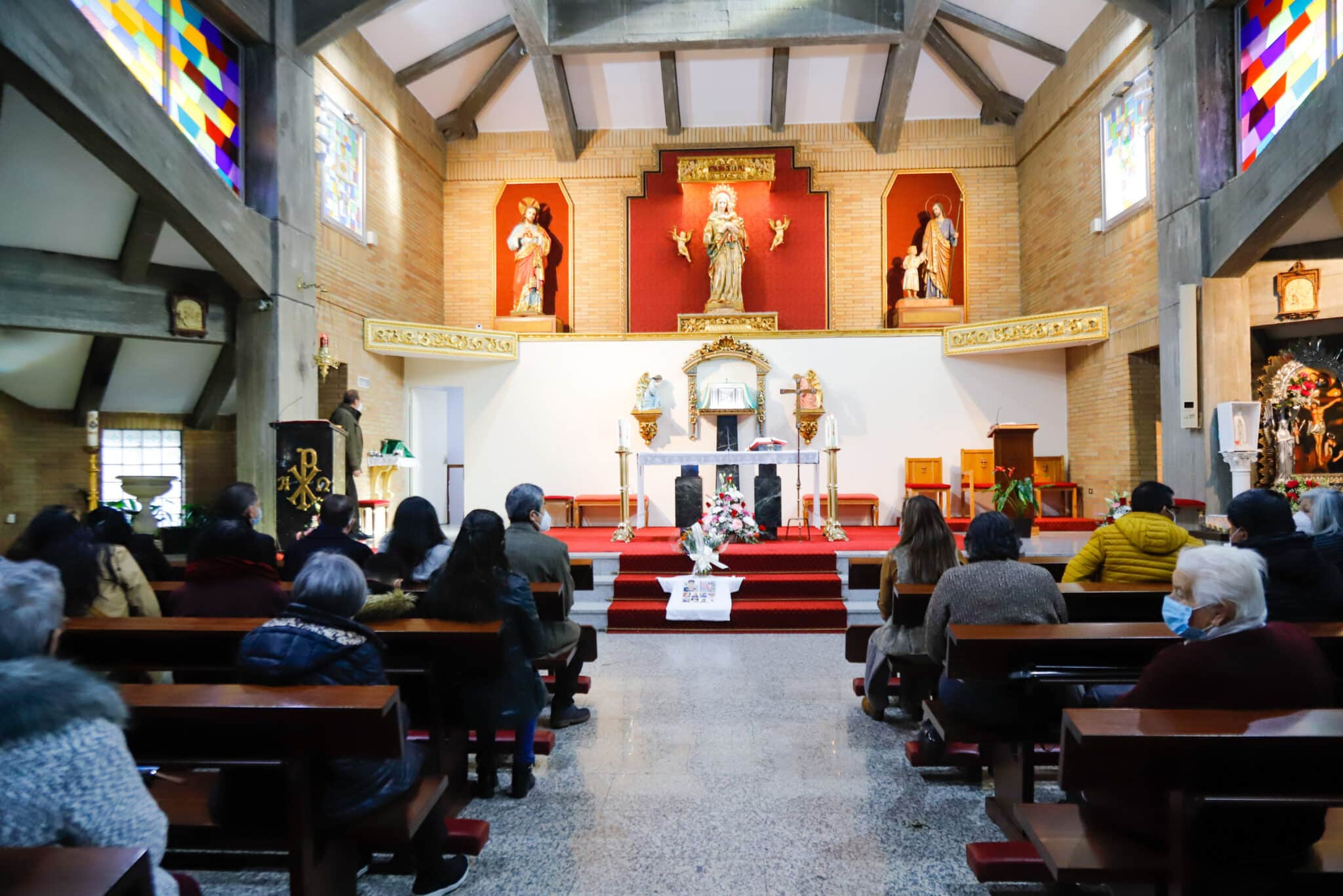 Familiares y allegados de los tripulantes peruanos, durante el funeral celebrado en la Iglesia de Nuestra Señora de La Paz