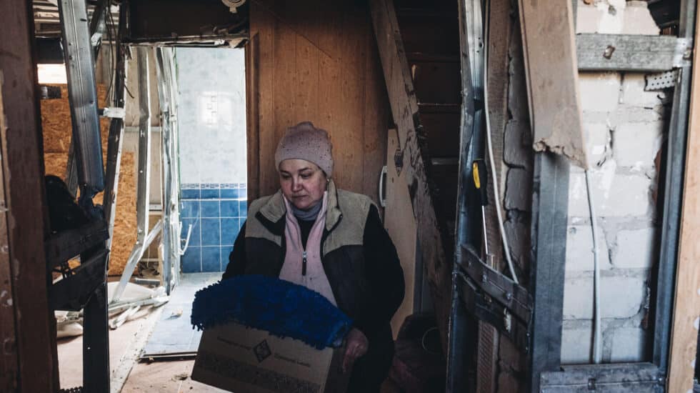 Irina, la dueña de la casa donde ha caído un proyectil ruso, saca sus cosas de la vivienda.