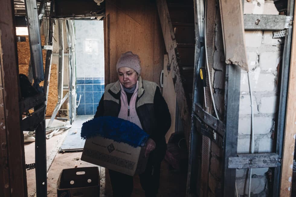 Irina, la dueña de la casa donde ha caído un proyectil ruso, saca sus cosas de la vivienda.