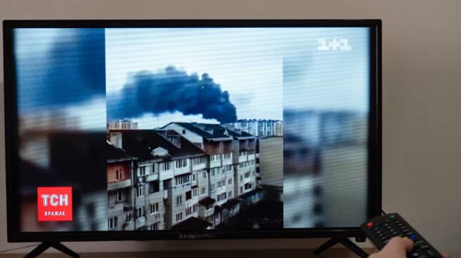 Una persona se informa sobre la guerra por la televisión. Una persona se informa sobre la guerra por la televisión.