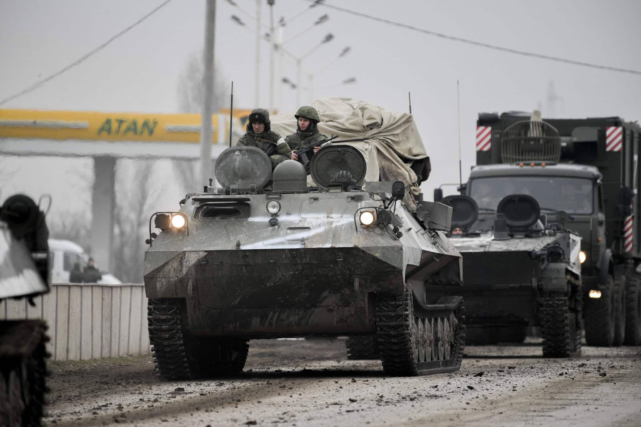 Militares rusos son vistos en Armyansk, en la parte norte de Crimea.