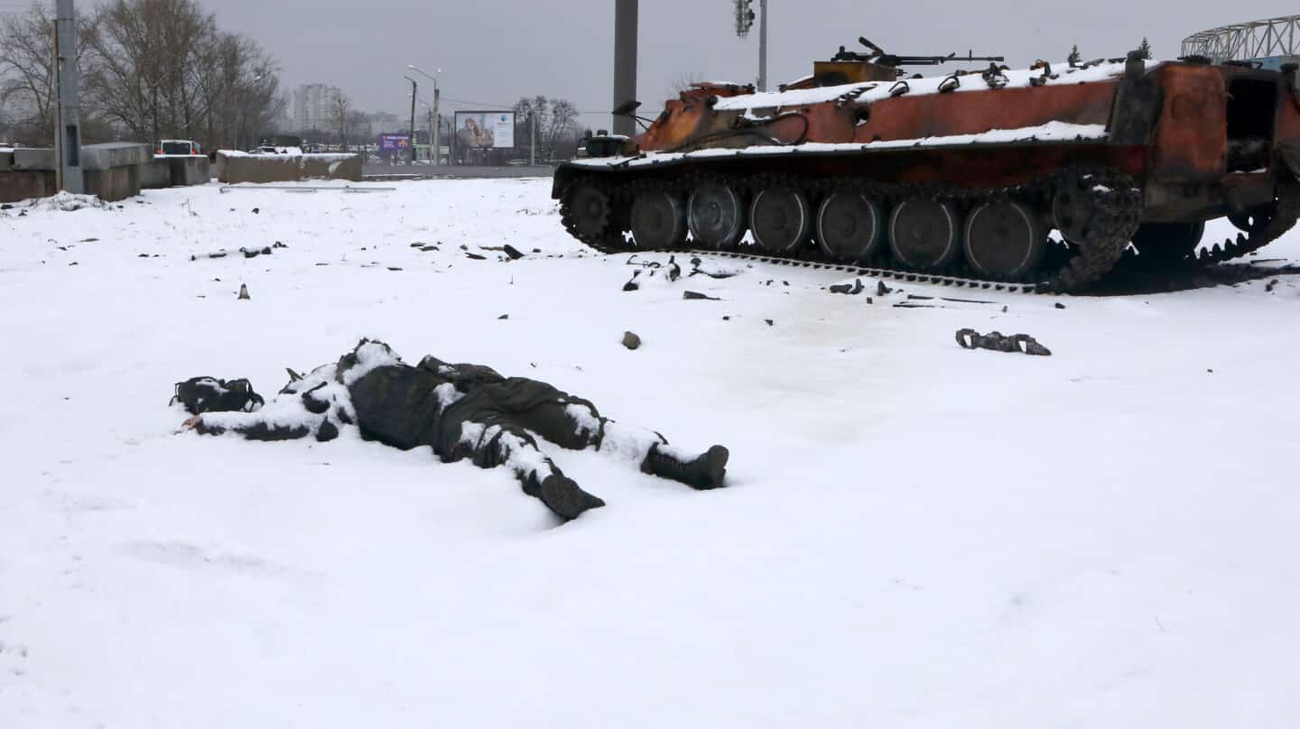 Un cadáver y un tanque en las inmediaciones de Járkov, la segunda ciudad de Ucrania.