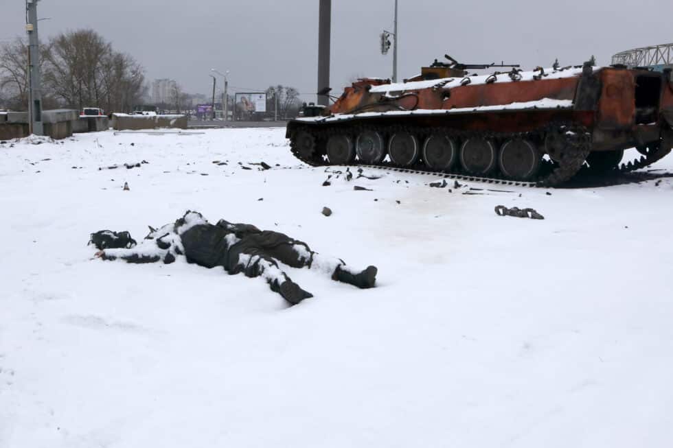 Un cadáver y un tanque en las inmediaciones de Járkov, la segunda ciudad de Ucrania.