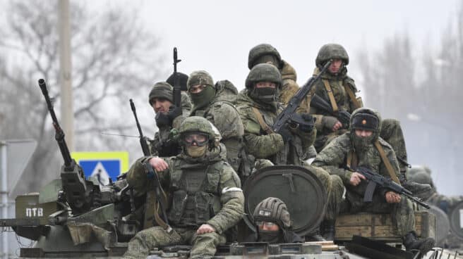 EuropaPress_4278645_militares_rusos_son_vistos_armyansk_parte_norte_crimea_rusia_24_febrero
