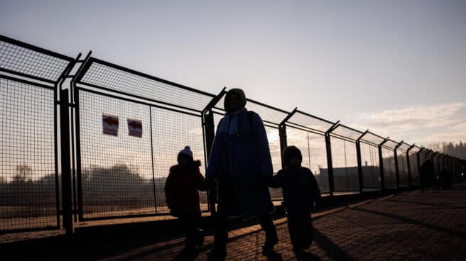 Una madre junto a dos niños abandona Ucrania en busca de refugio. Una madre junto a dos niños abandona Ucrania en busca de refugio.