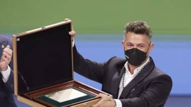 Alejandro Sanz canta el himno de Andalucía "como un niño chico saltando"