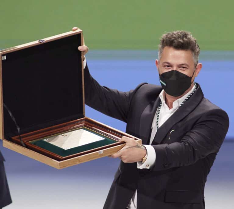 Alejandro Sanz canta el himno de Andalucía "como un niño chico saltando"