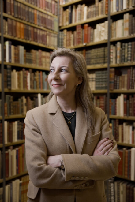 Eva García Sáenz de Urturi en una librería de viejo.