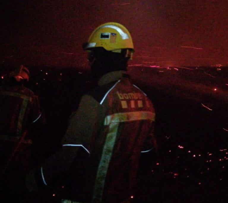 Un incendio quema una zona de bosque en Peralada (Girona)