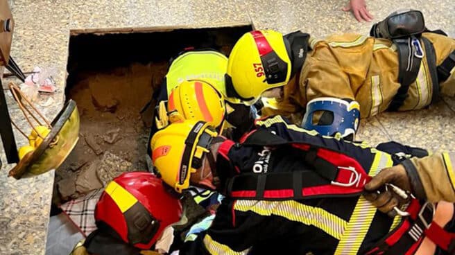 Rescatada en Callosa de Segura (Alicante) una mujer de 95 años tras ceder el suelo de su casa y quedar atrapada Rescatada en Callosa de Segura (Alicante) una mujer de 95 años tras ceder el suelo de su casa y quedar atrapada